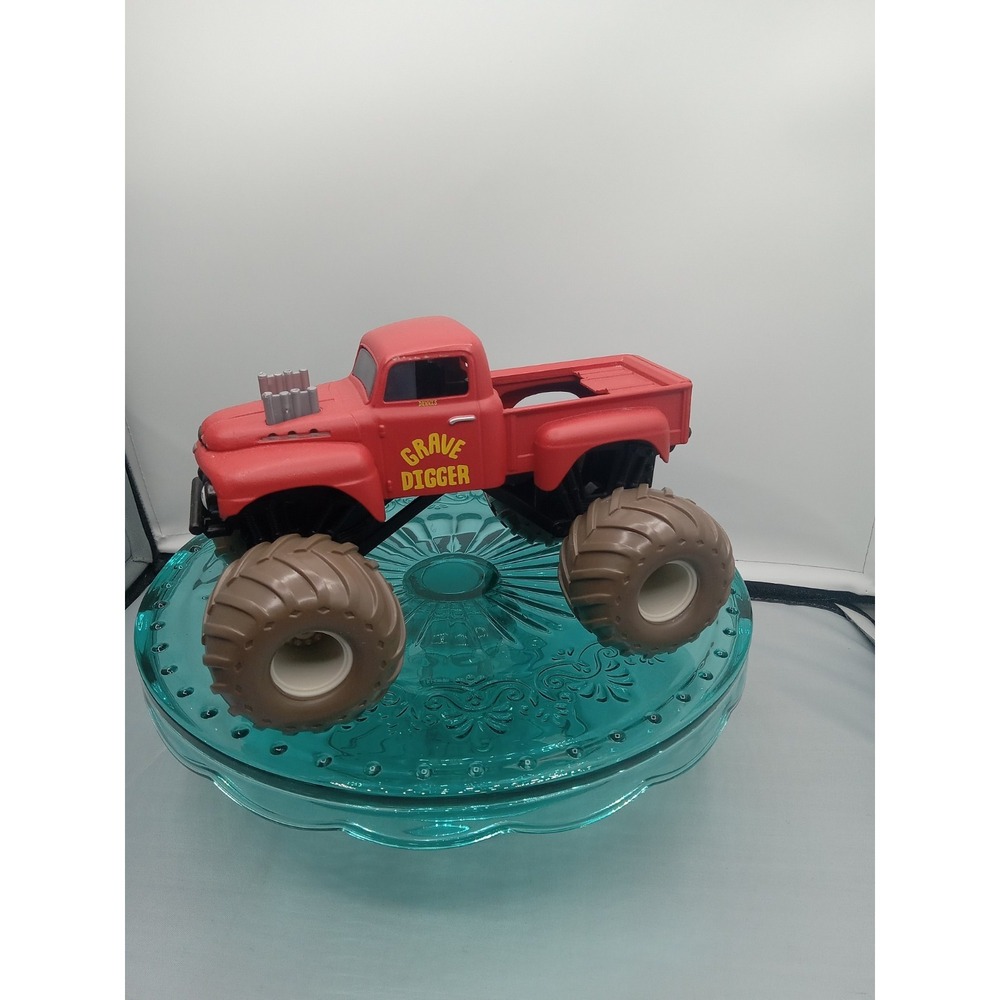 Spin Master Monster Jam Red Retro Grave Digger Pickup Truck 1:64